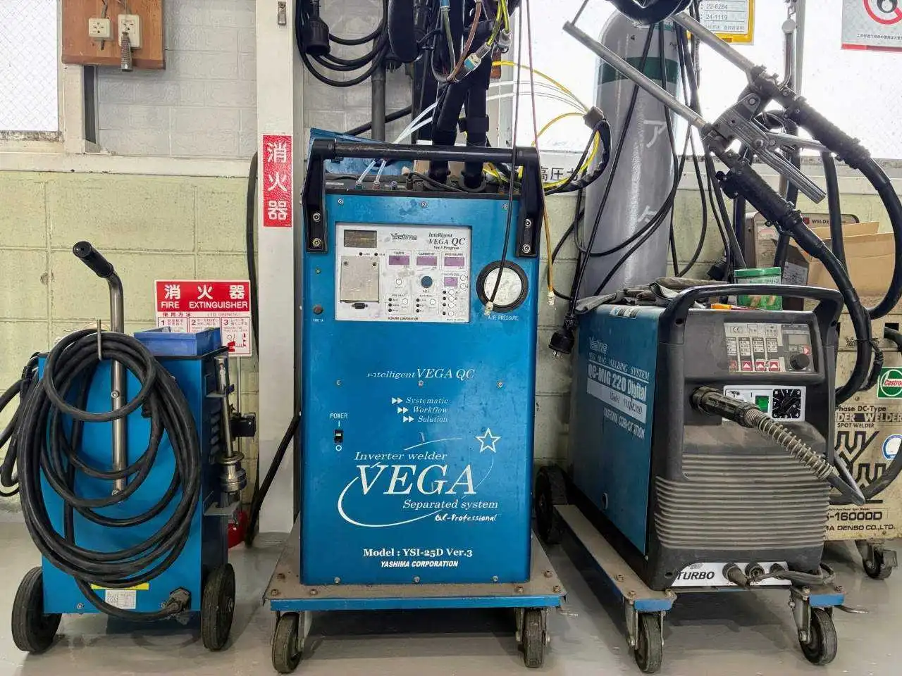 中央に操作パネルを備えた、青い水冷スポット溶接機