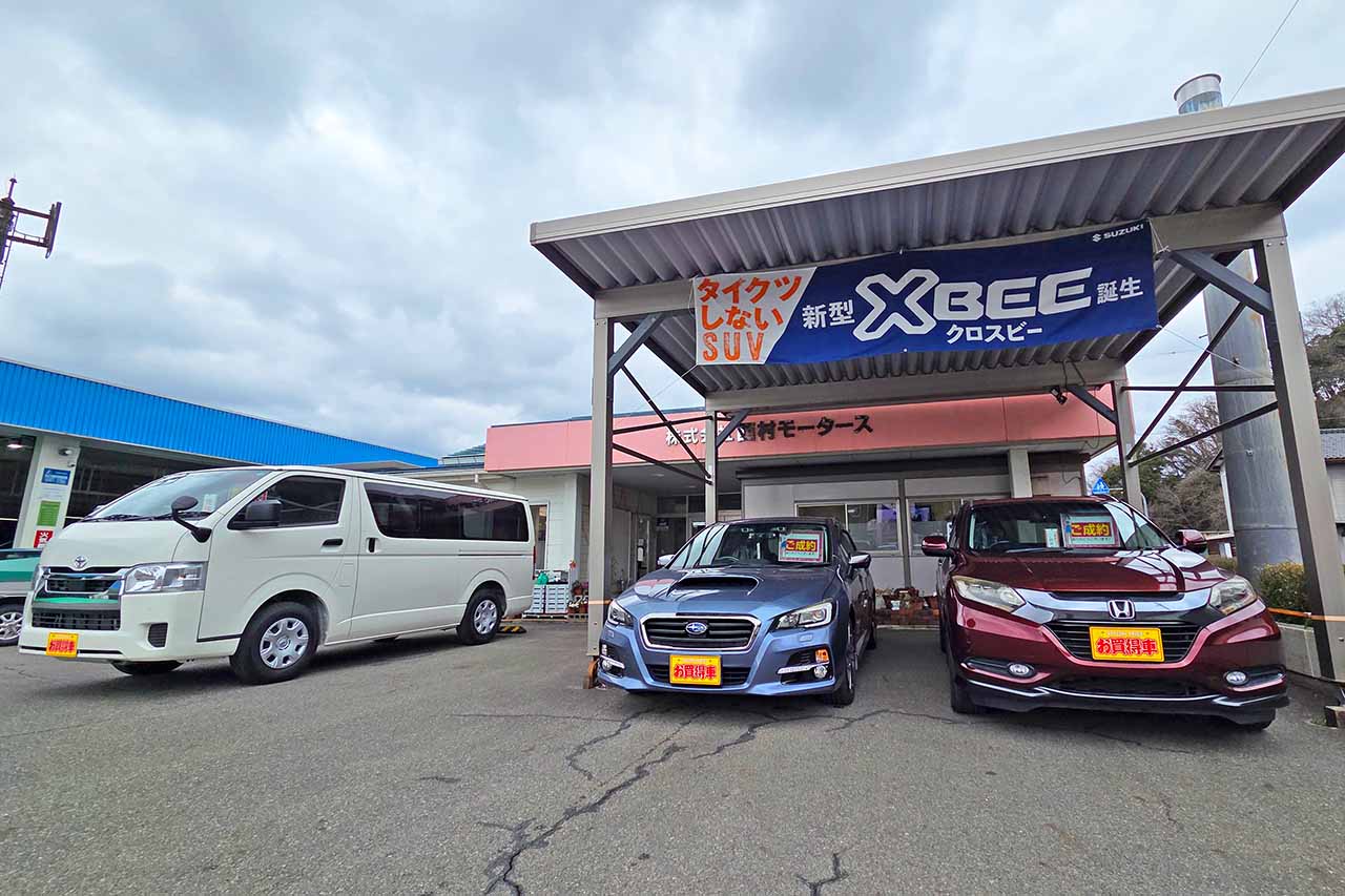 屋外展示場に、ワンボックスカーやSUVなど複数の販売車両が並んでいる様子